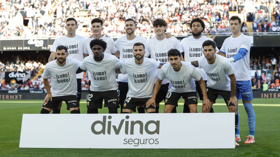Los futbolistas y los hinchas del     Valencia apoyan a Lyubo Penev