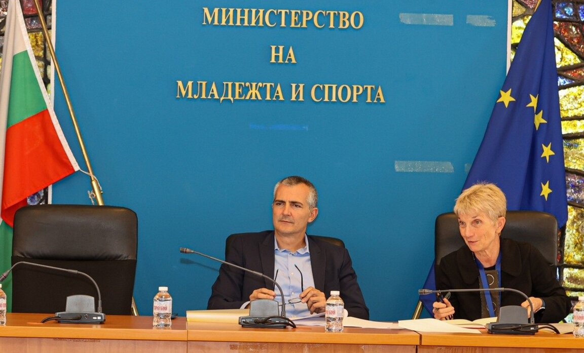 Министър Илиев и зам.-министър Дашева представят програмата.