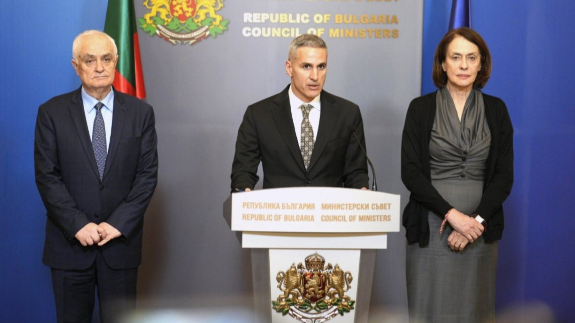 From left to right: Defence Minister Atanas Zapryanov, Prime Minister Andrey Gyurov and Foreign Minister Nadezhda Neynski after a Security Council meeting.