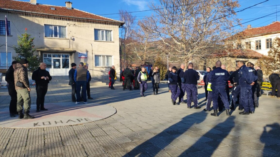 45 униформени и над 20 цивилни полицаи се включиха в акцията по издирването.