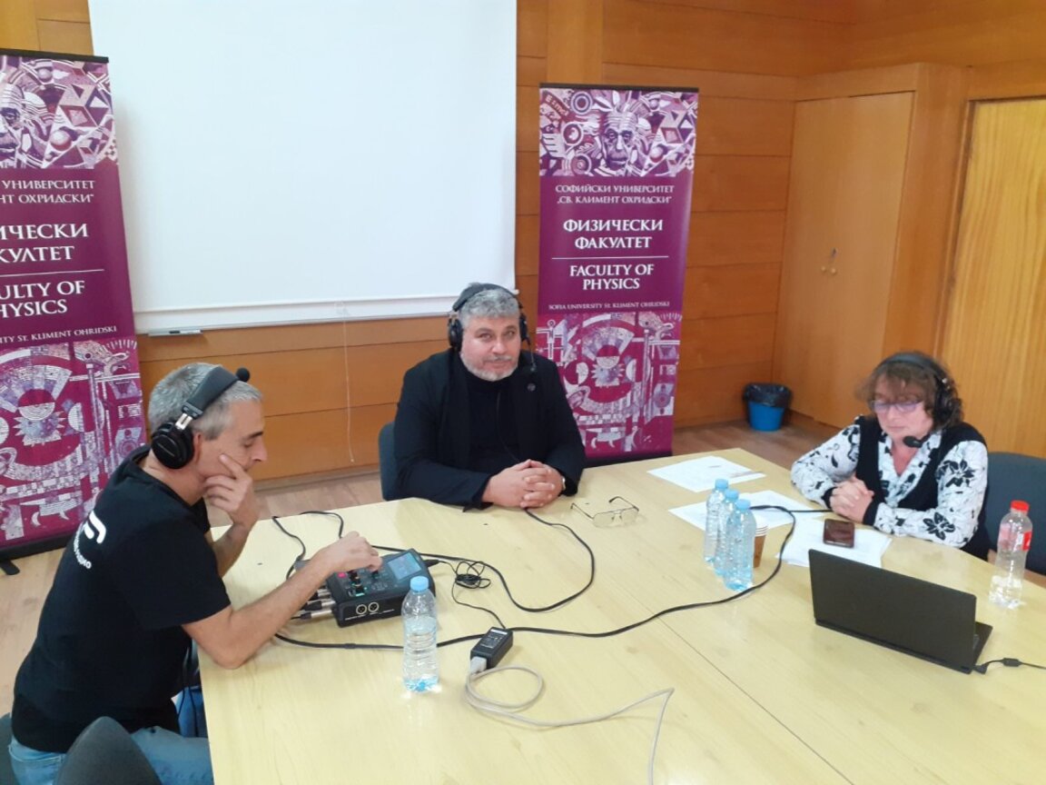 Деканът на Физическия факултет проф. дфзн Георги Райновски (в средата), Ивайло Младенов и Ани Костова