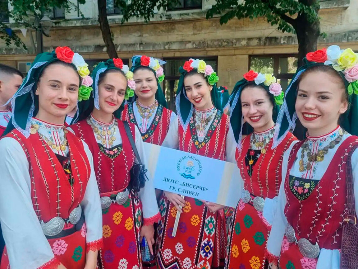 10 години "Хоро край лазурния бряг"