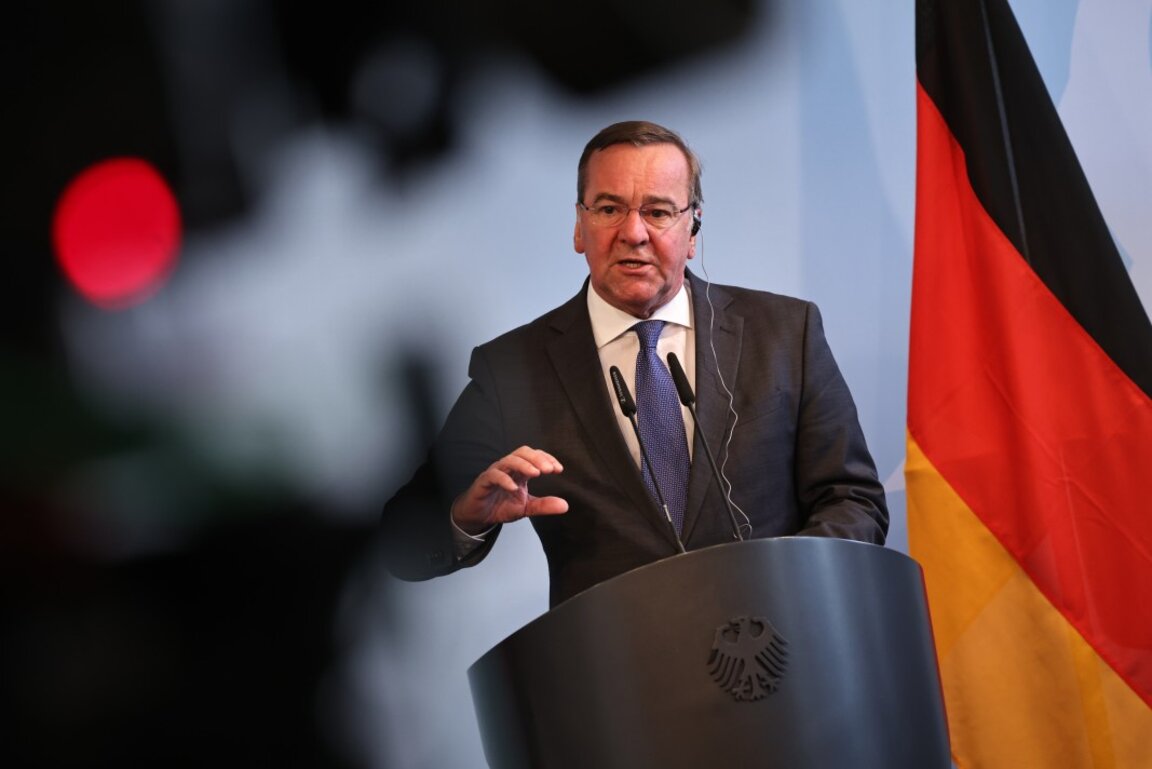 Германският министър на отбраната Борис Писториус  - Берлин, 17 май 2023 г.