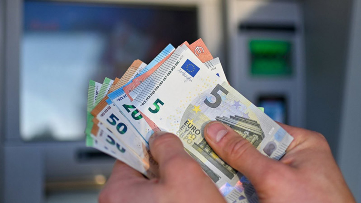 Bulgaria’s average monthly wage rises to 1,369 euros in Q4 2025