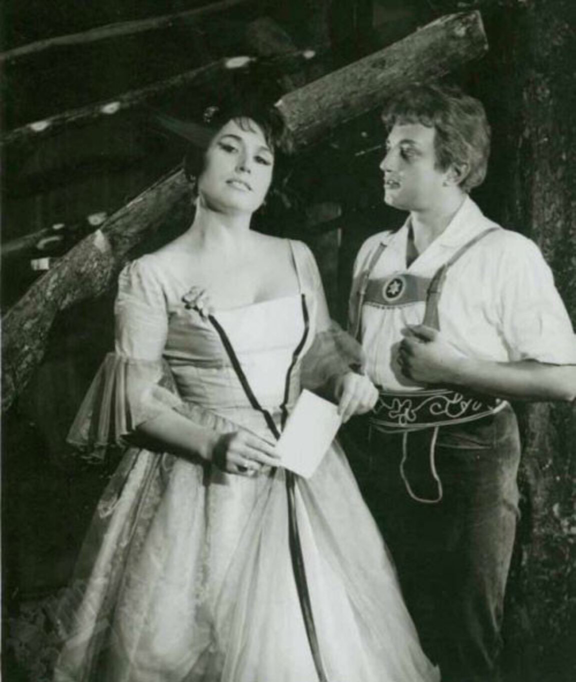 Лиляна Кошлукова в ролята на Княгинята с Арон Аронов (Адам) в оперетата „Птицепродавецът“ на Целер, 1967 г., ДМТ „Стефан Македонски“ - София.