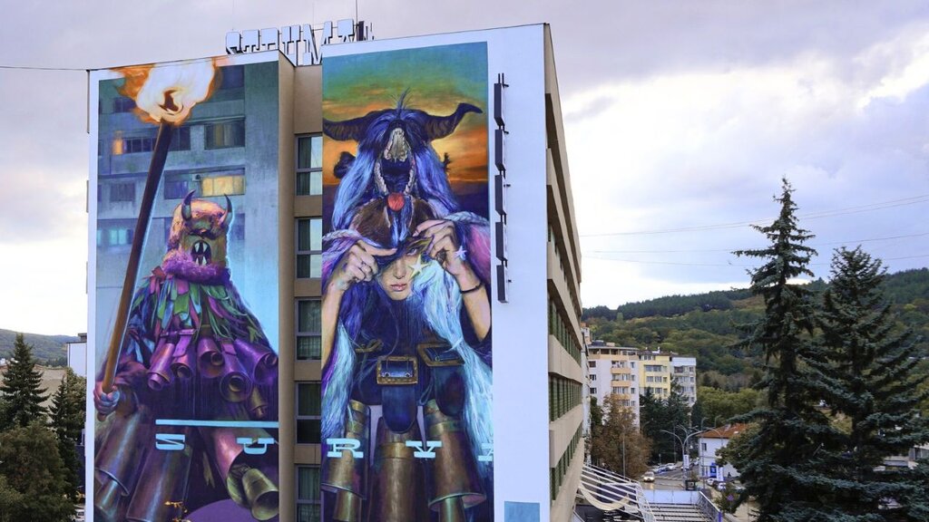 La coutume Sourva prend vie sur les murs d’un immeuble de Pernik