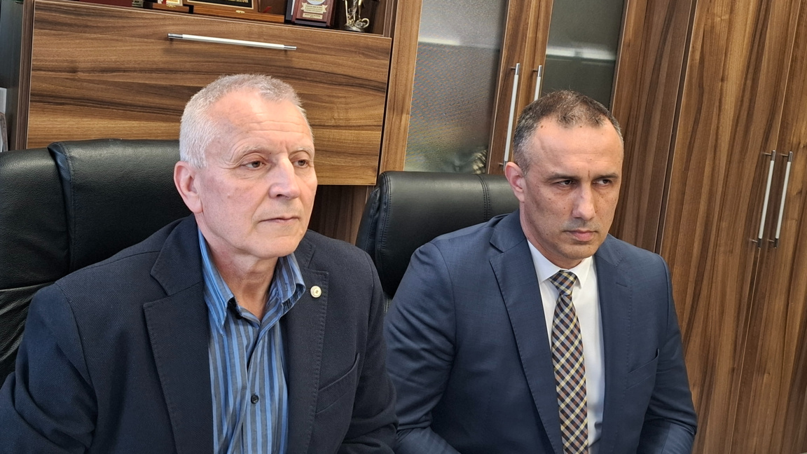 Окръжният прокурор на Ловеч (вляво) Валентин Вълков и директорът на ОД МВР Ловеч старши комисар Дончо Манов на брифинга за фалшивите евробанкноти заловени в Ловешко