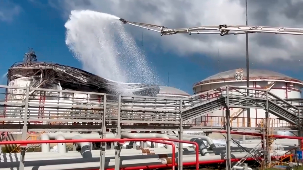 Пожарникари гасят пожар петролна база в Такман в руския Краснодарски край след украинска атака с дрон, 3 май 2023 г.