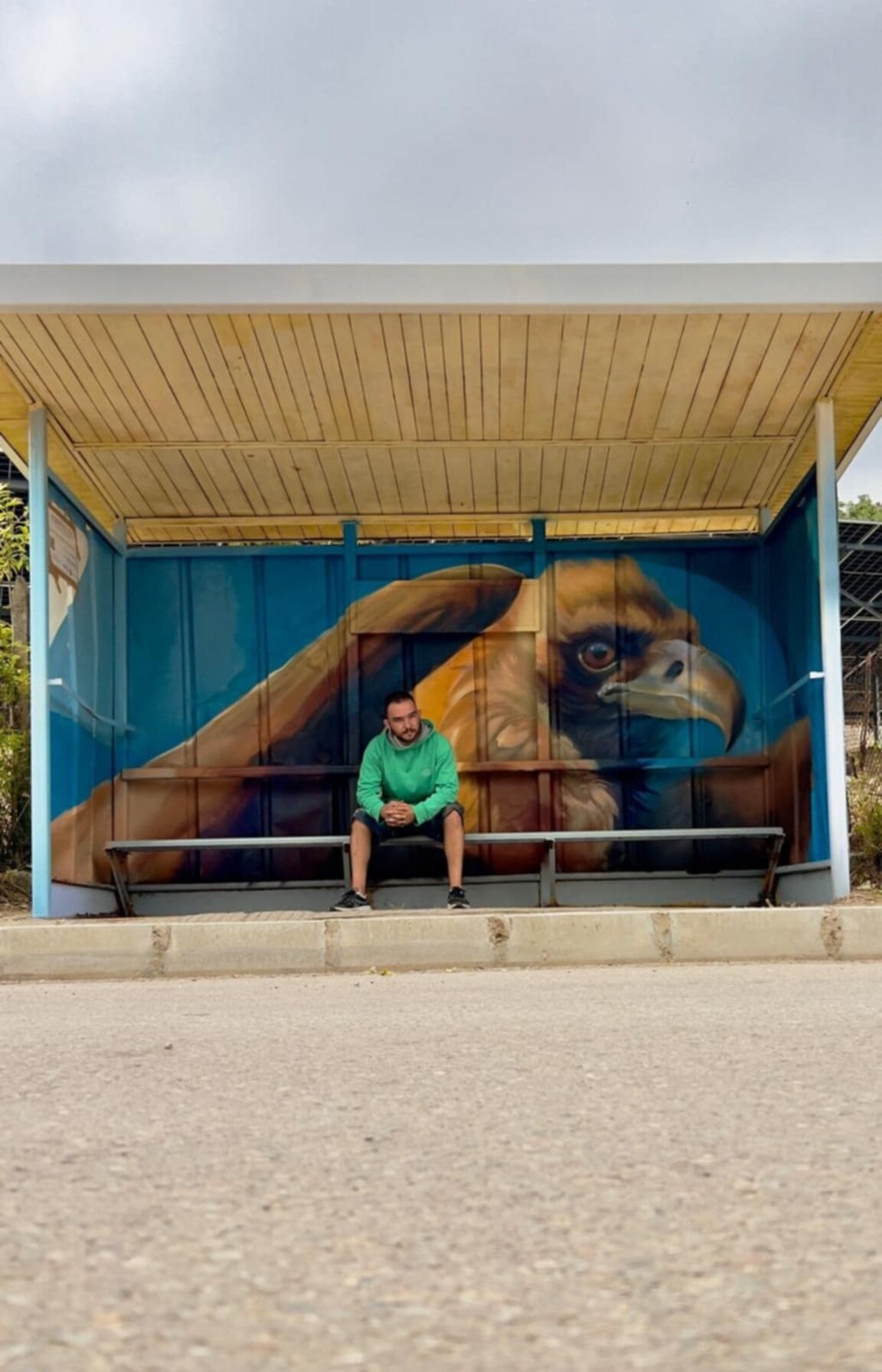 венцислав Йосифов пред една от изрисуваните спирки