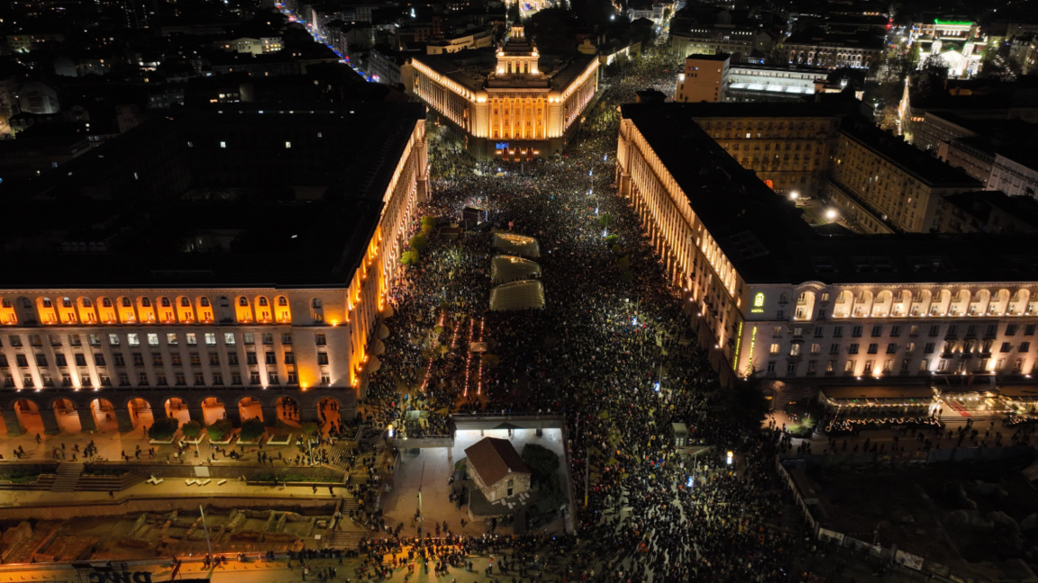След улични протести управляващите оттеглиха проектобюджета в евро за 2026 г.