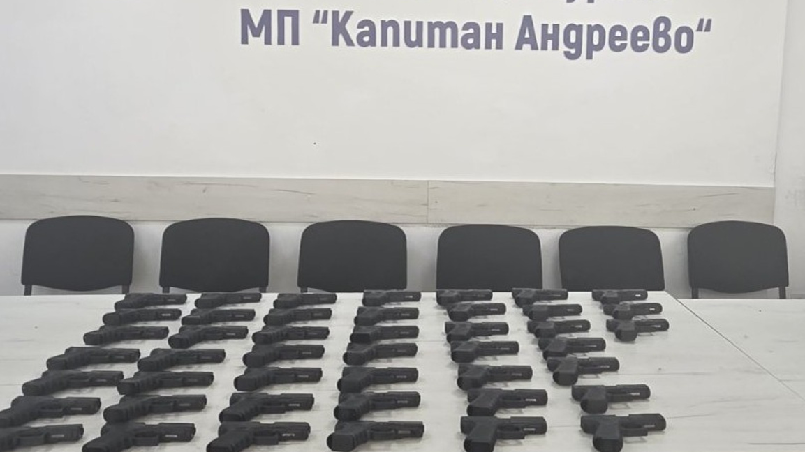 45 бойни пистолета, укрити в товарен автомобил, откриха на  МП Капитан Андреево
