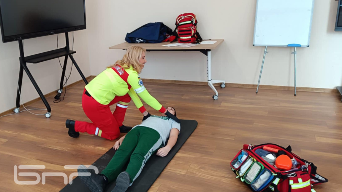 Обучават в училище как се оказва първа помощ 