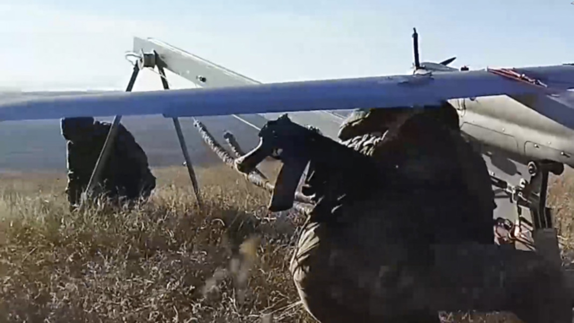 Руски военнослужещи подготвят дрон "Орлан-10" на неразкрито място в Украйна.