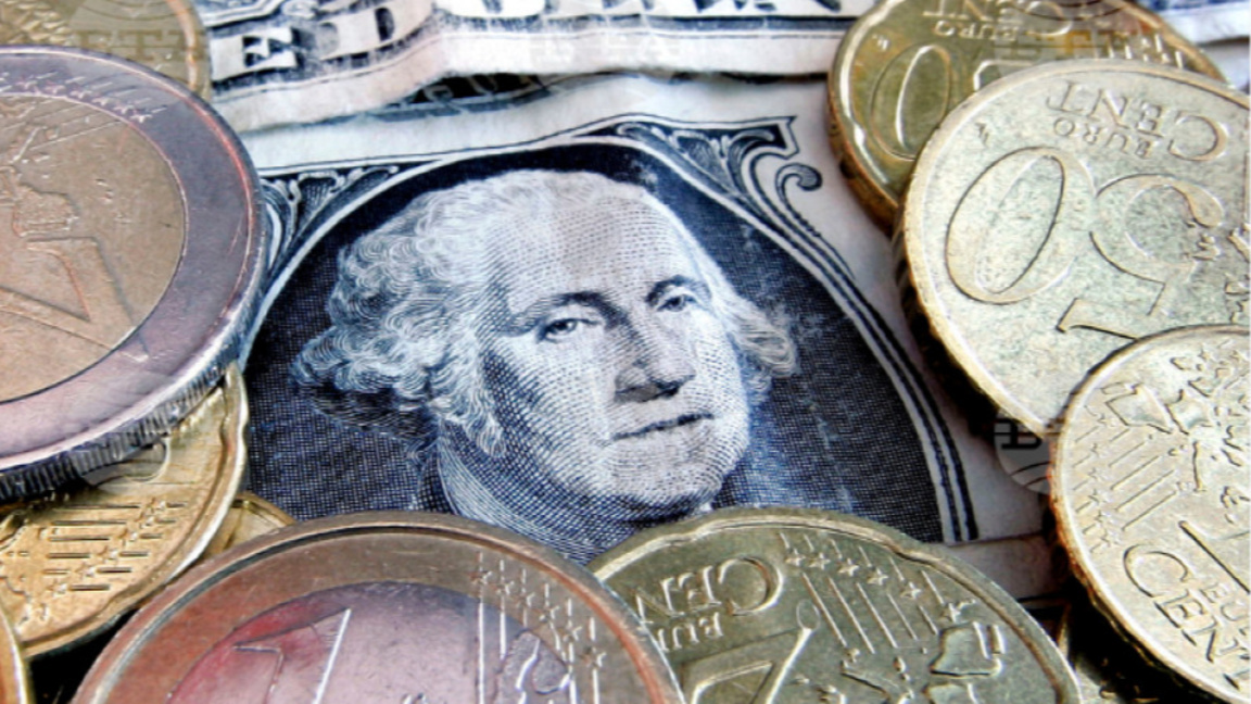 Еврото леко поевтиня спрямо долара
