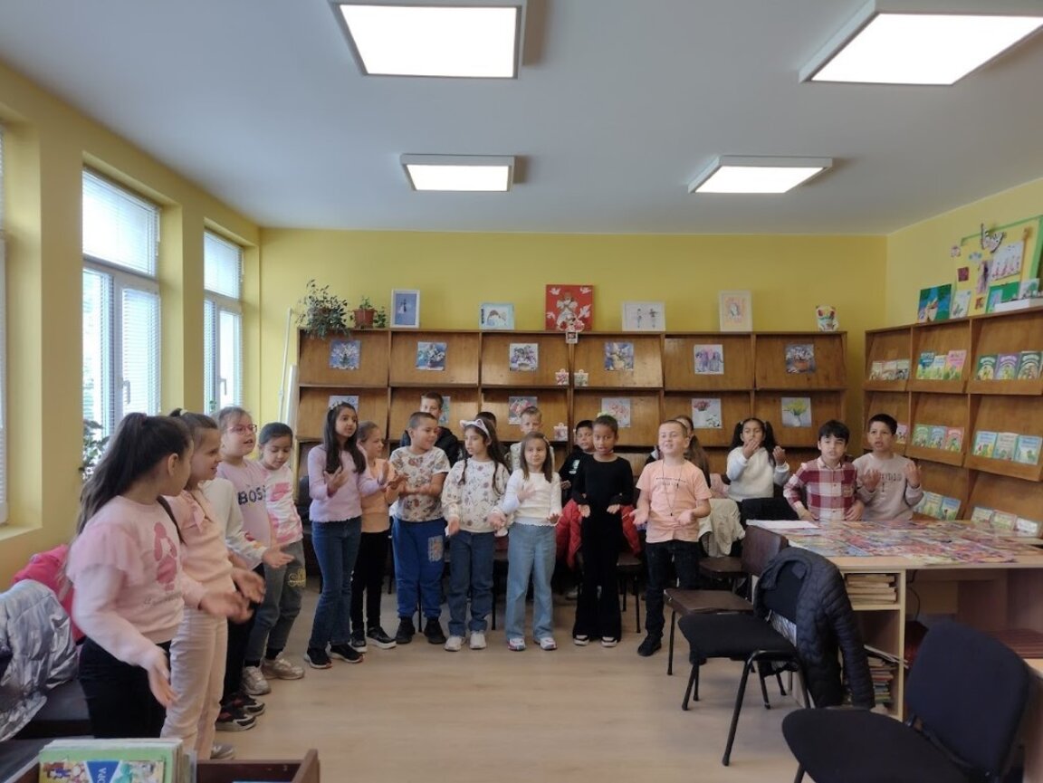 Първокласници от Мездра отбелязаха Библиотечната седмица с празник на четенето