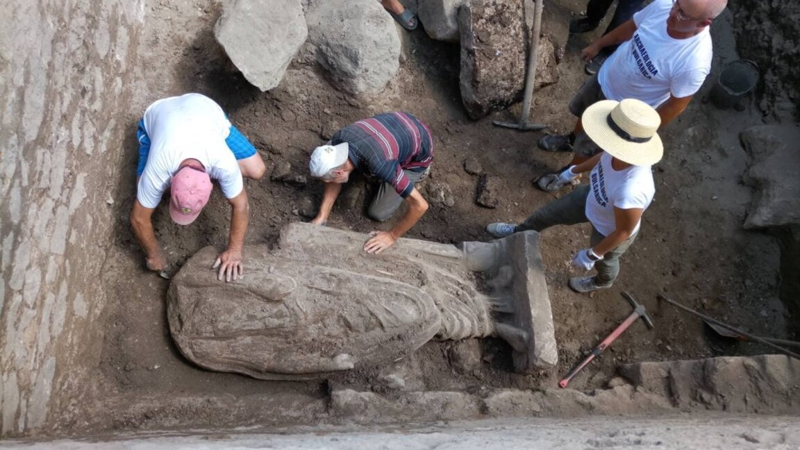 On September 20, Prof. Ludmil Vagalinski's team discovered a statue in Heraclea Sintica, three days later they also discovered the head of the sculpture.