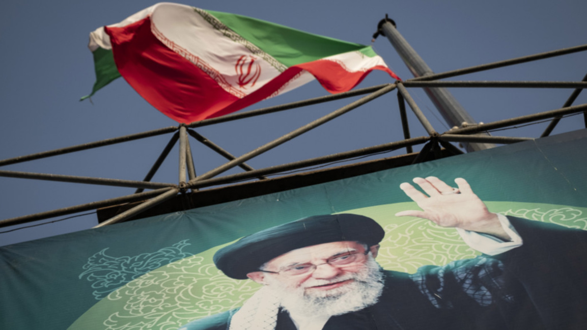 Флагът на Иран се развява над лика на върховния лидер аятолах Али Хаменей в Техеран.