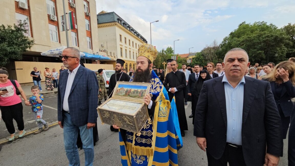 В Сливен посрещнаха частица от Честния пояс на света Богородица (ОБНОВЕНА)