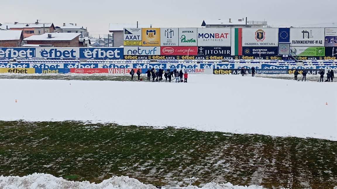 Чистят снега от стадион "Огоста"