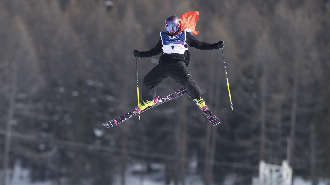 Матилд Гримо лети със швейцарското знаме на врата.