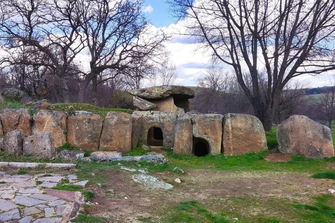 Dolmeni „Naçovi Çairi“