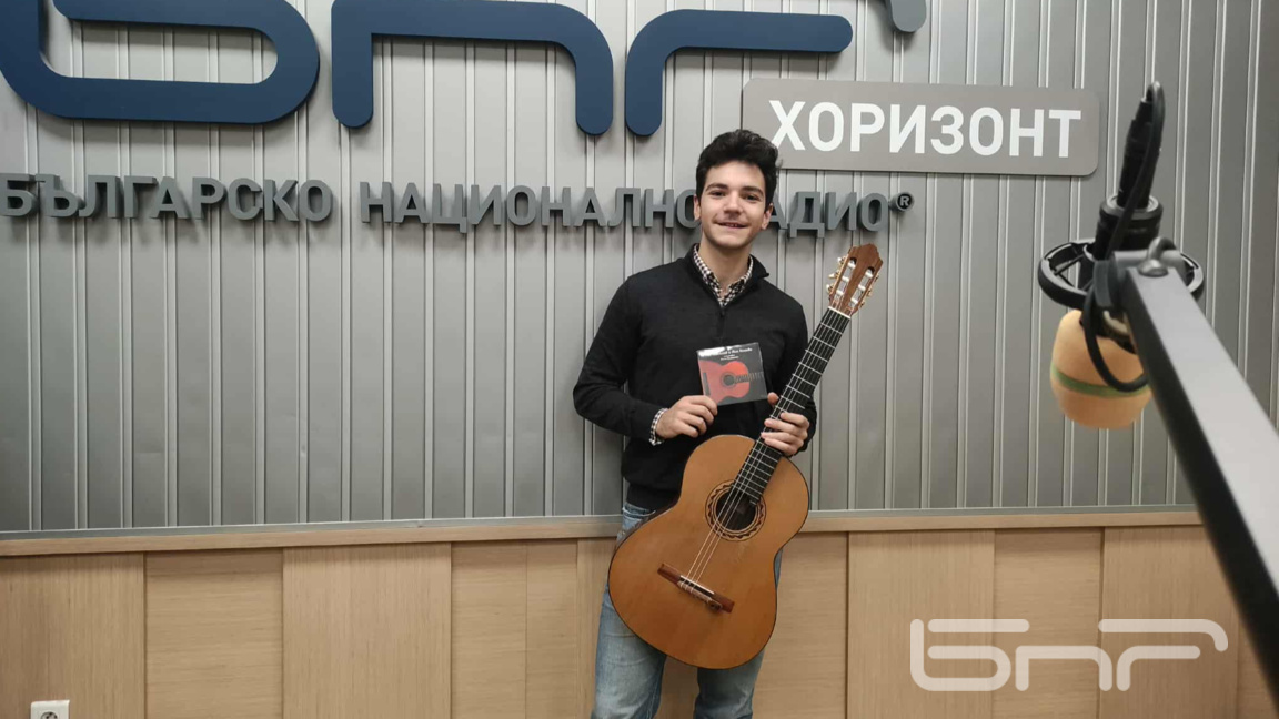 Тео Николов