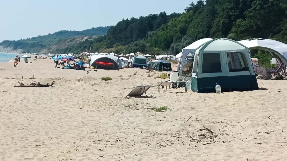 Премахват палатки и каравани от плажа в местността Карадере край Черно море