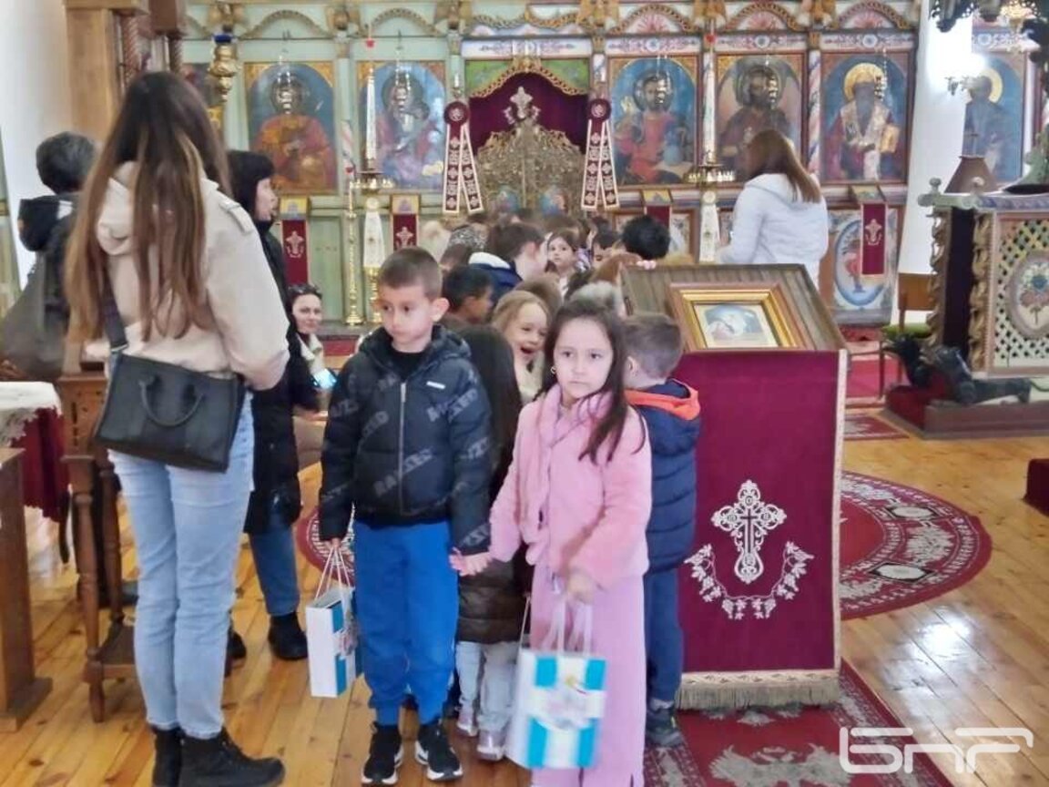 Деца от Кюстендил се включиха в „Маратона на четенето”