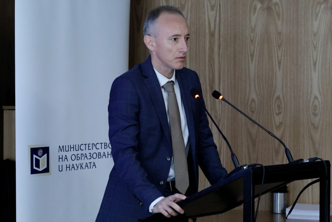 Министърът на образованието и науката Красимир Вълчев.