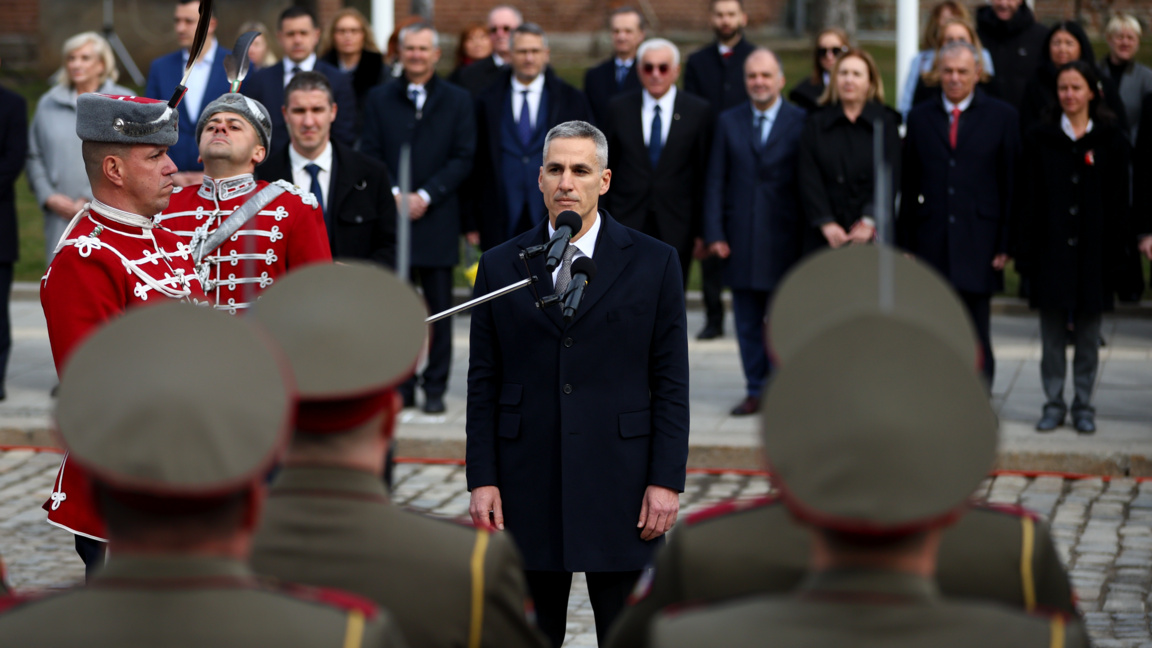 Церемония по издигане на националното знаме на България се провежда пред Паметника на Незнайния воин. а снимката: служебният министър-председател Андрей Гюров, 3 март 2026 г.