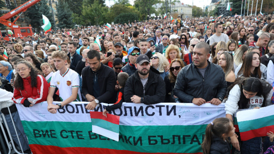 Хиляди хора посрещнаха волейболните национали в центъра на столицата