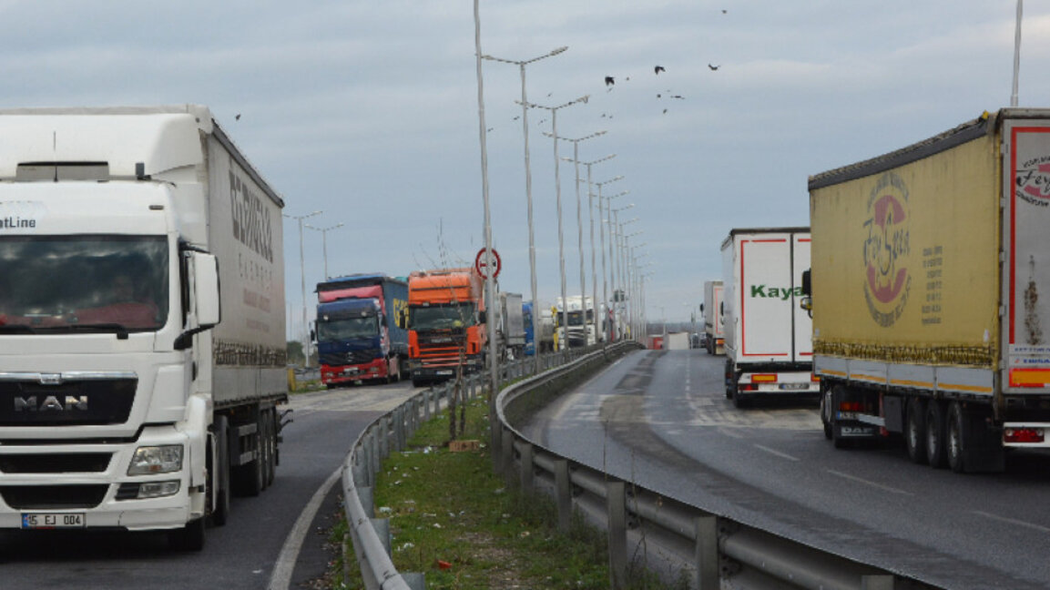 Romanya ve Türkiye yolunda yoğun araç trafiği