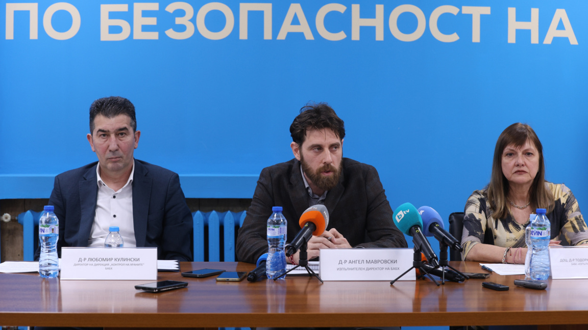 Директорът на Дирекция "Контрол на храните" в БАБХ Любомир Кулински (вляво), изпълнителният директор на БАБХ Ангел Мавровски и заместник изпълнителният директор на БАБХ Тодорка Янковска-Стефанова дават брифинг в Централното управление на агенцията - 16 март 2026 г.