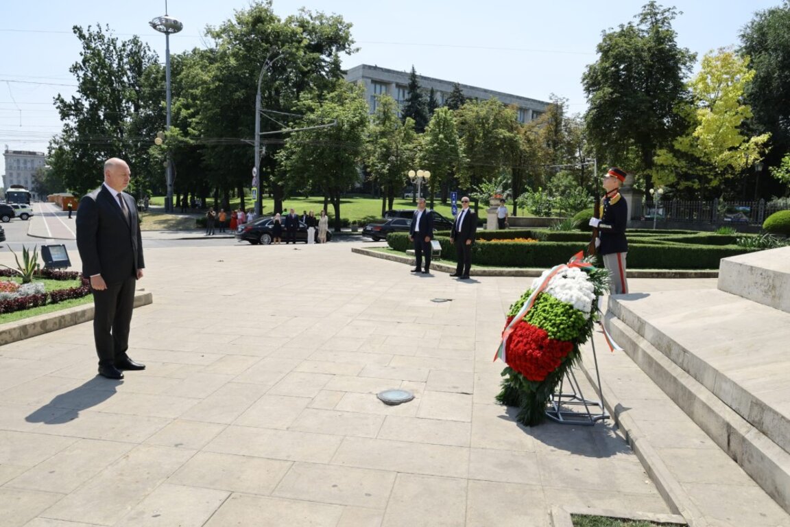Премиерът Росен Желязков положи венец пред паметника на свети Стефан Велики (свети Стефан чел Маре) в молдовската столица Кишинев.