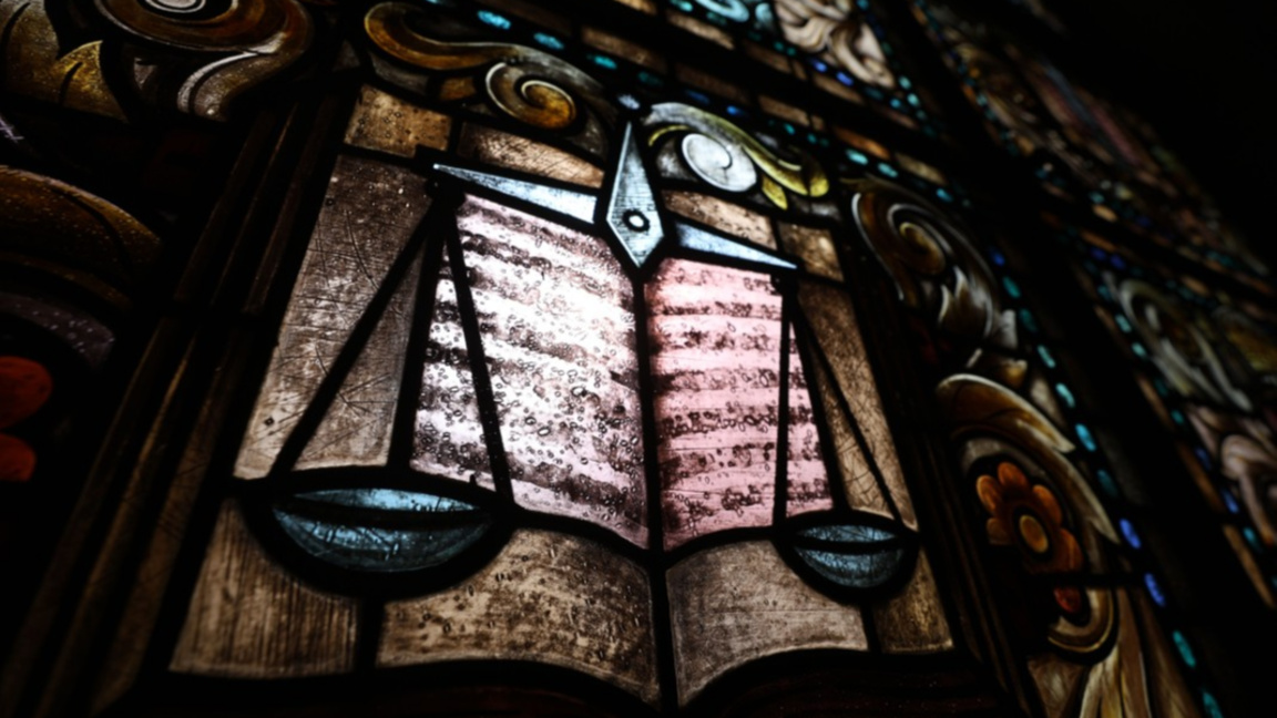 Обвинен за убийство остава в ареста