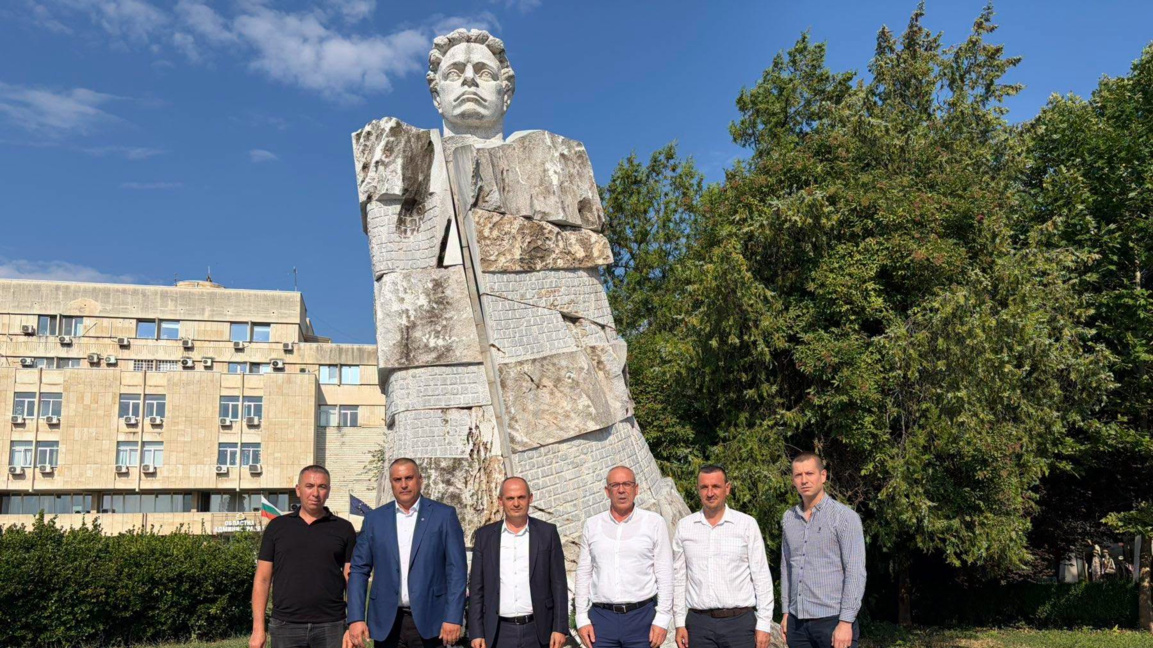 С венци и цветя Кърджали почете Апостола