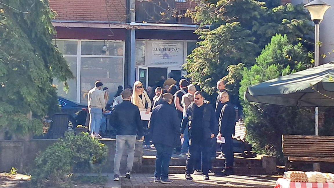 Изборни туристи сметају Бугарима у Цариброду да гласају