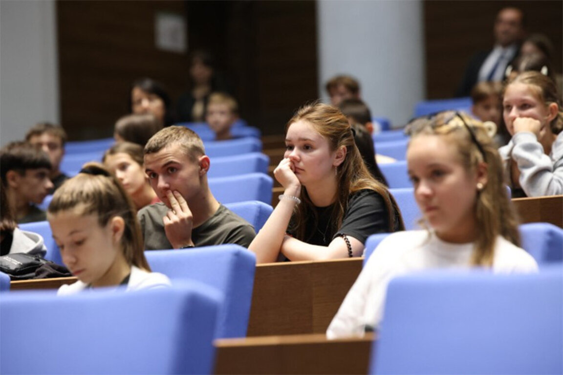 Народното събрание посрещна деца от българската общност в Молдова