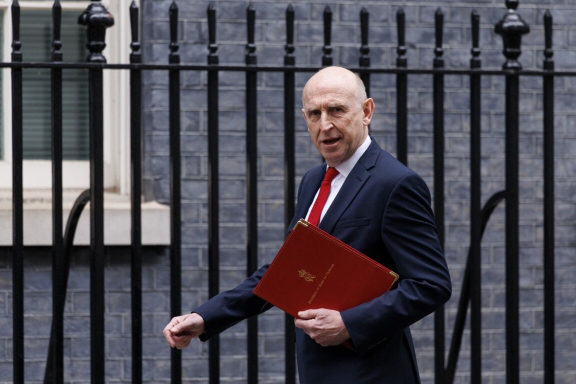 Британският министър на отбраната Джон Хийли