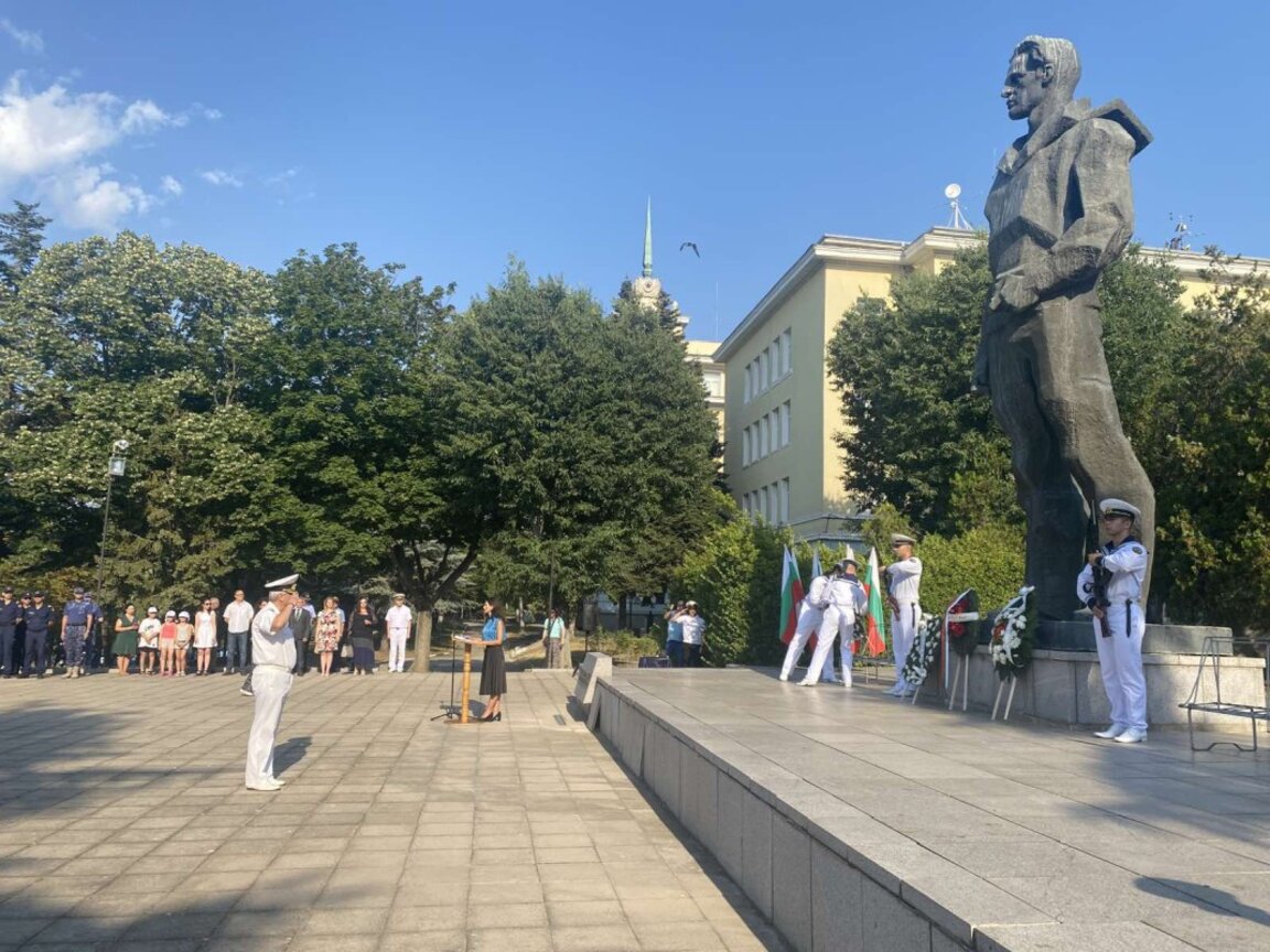 ВВМУ отбеляза 83 години от разстрела на Никола Вапцаров