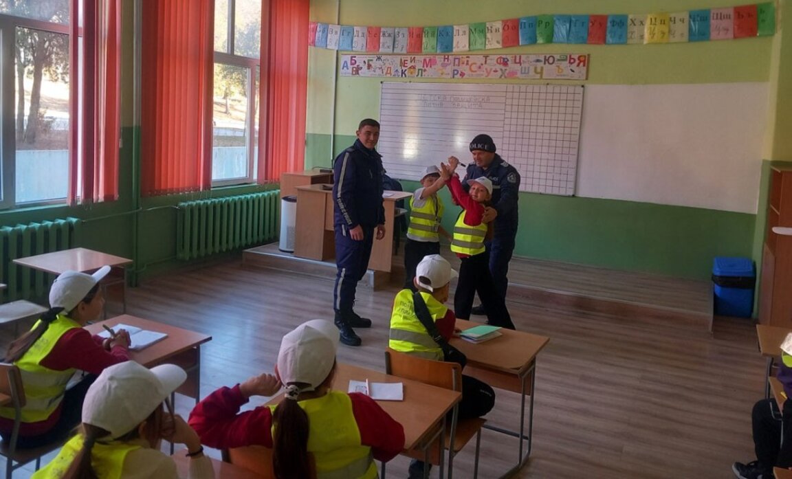 Полицаи от РУ-Крумовград представиха пред ученици техники за самозащита