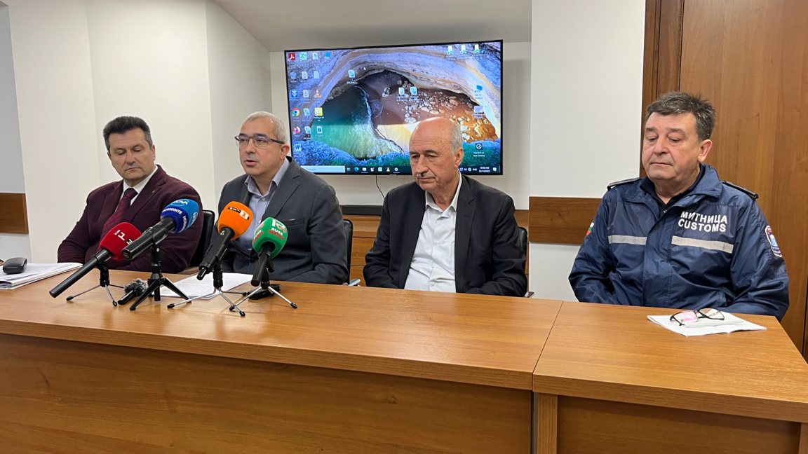 Русенските митничари откриха в микробус 82 кг марихуана за 1,3 млн. лв.  