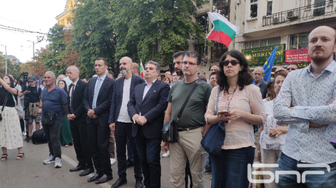 Васил Терзиев, Асен Василев и Кирил Петков са сред протестиращите пред Съдебната палата в подкрепа на Благомир Коцев - 12 септември 2025 г.