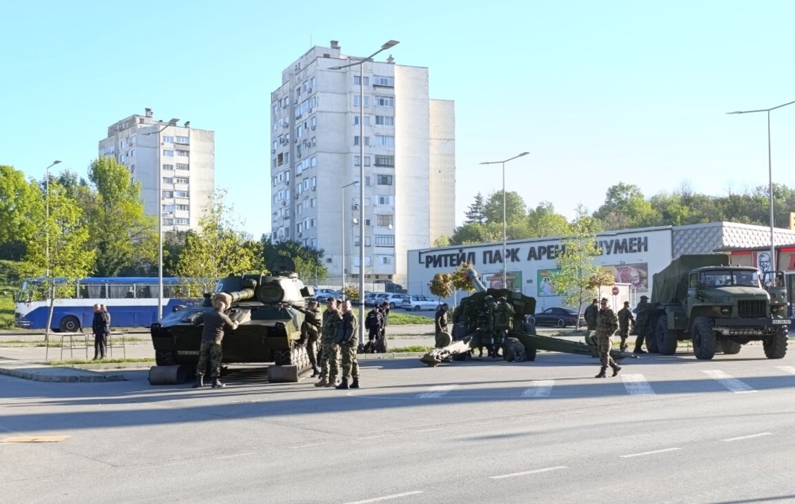 Тържествен марш пред Общината