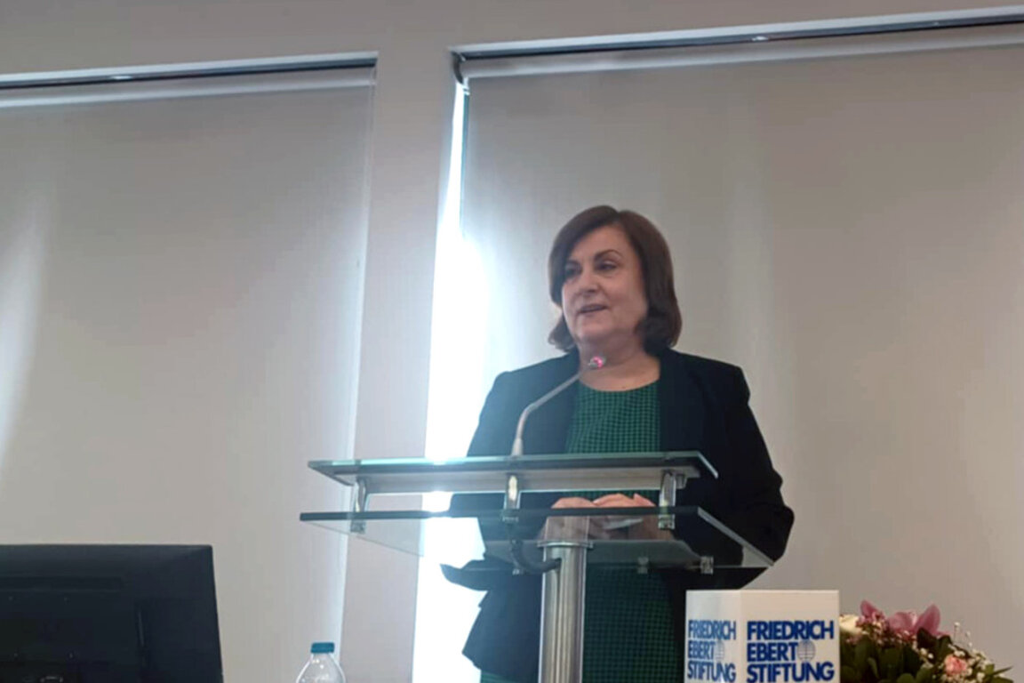 Зам.-директорът на Института за социални и синдикални изследвания и обучения - КНСБ Виолета Иванова.