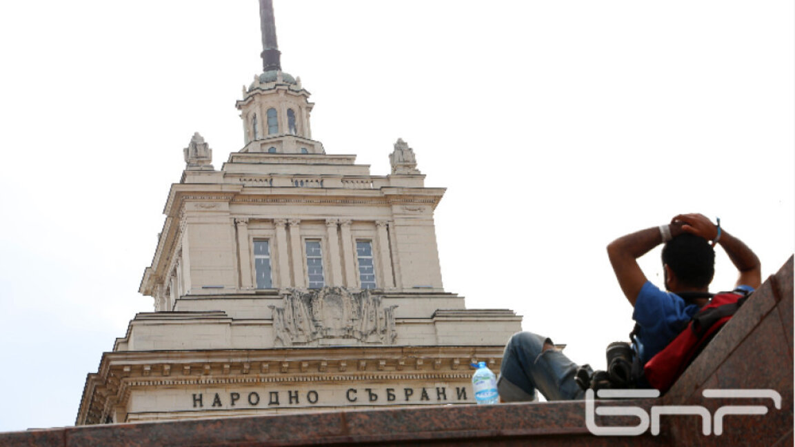 Депутатите работиха под 4 минути, не събраха кворум, на 1 октомври отново в НС