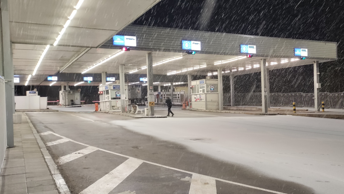 Тази сутрин движението през ГКПП "Гюешево" заради протестите на македонските превозвачи беше много слабо.
