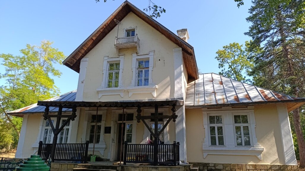 Доставиха бюста на Батамберг