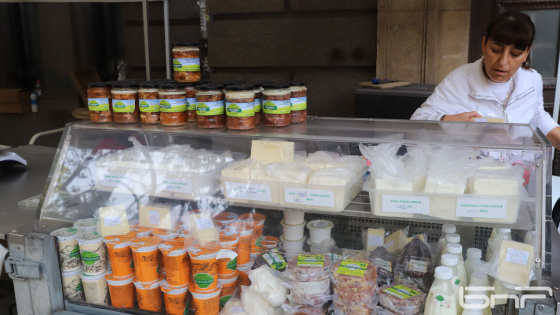 Български продукти и празнична програма на фермерския фестивал "Моята Еко Коледа" в столичното Ларго