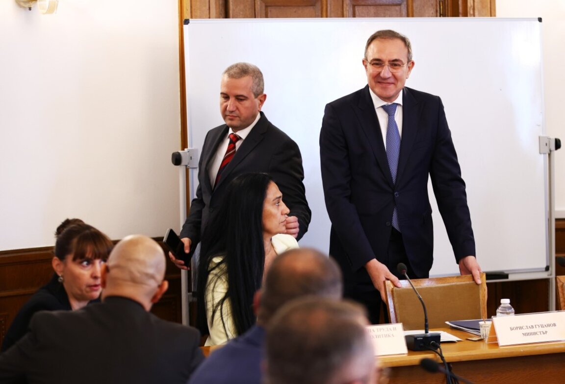 Зам.-министърът Иван Кръстев и министърът на труда и социалната политика Борислав Гуцанов (вдясно) преди заседанието на Комисията по труда и социалната политика в НС -  1 октомври 2025 г.